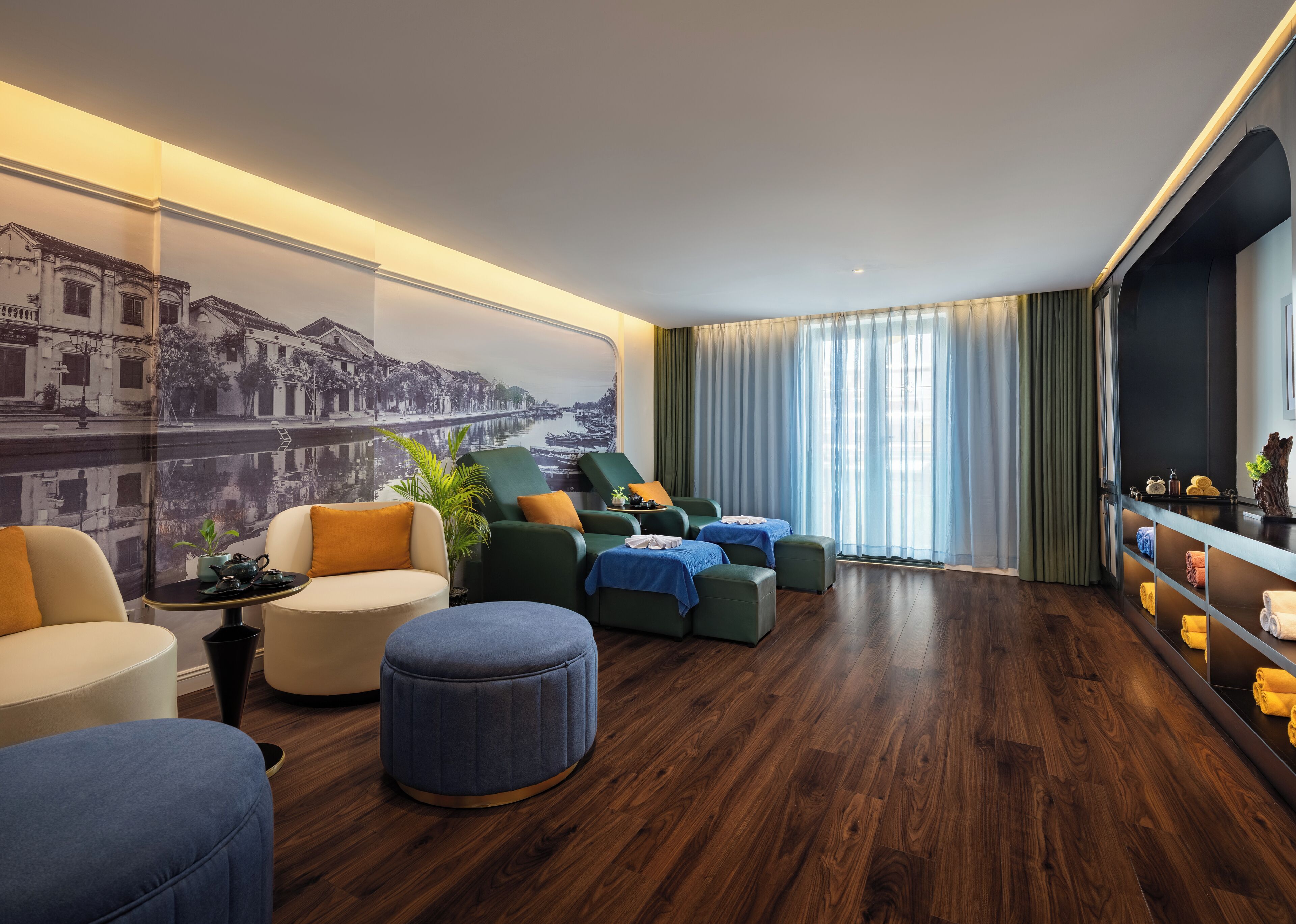 couples treatment room(s), sauna, hot tub, steam room, body treatments