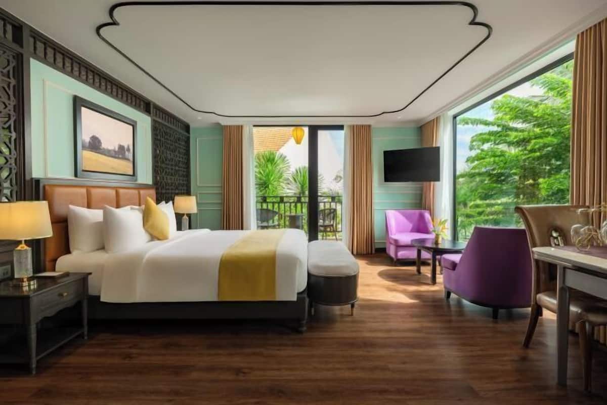 Down duvets, minibar, in-room safe, desk