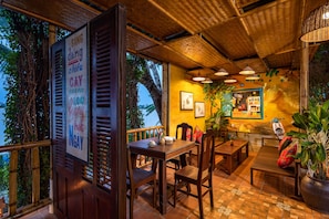 2 restaurantes, café da manhã, culinária internacional