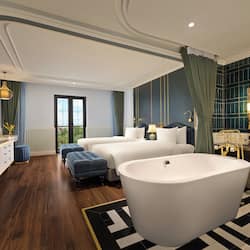 Habitación Premier (Deluxe Town View) | Baño | Amenidades de baño gratuitas, secadora de cabello, batas, pantuflas