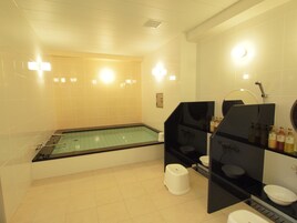 Ein modernes Badezimmer mit Badewanne, Toilette und Waschbecken.