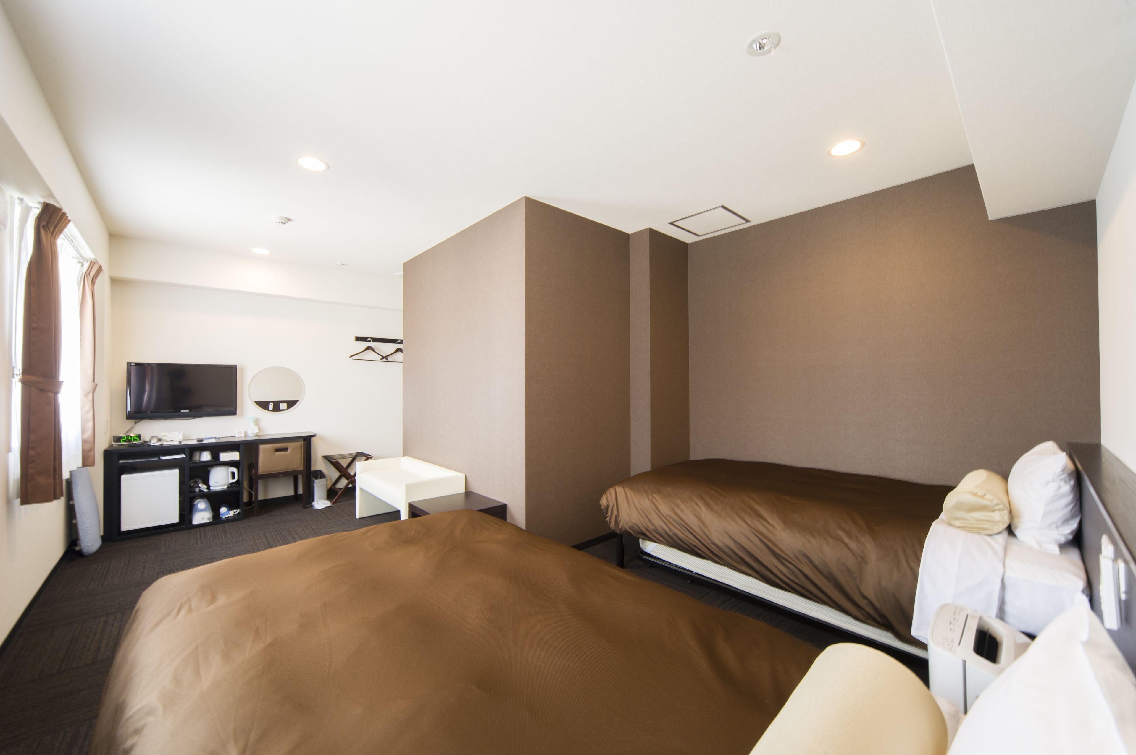 Down duvets, desk, soundproofing, free WiFi