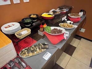 朝食 (和食)、毎日提供 (1 名様 1300 JPY)