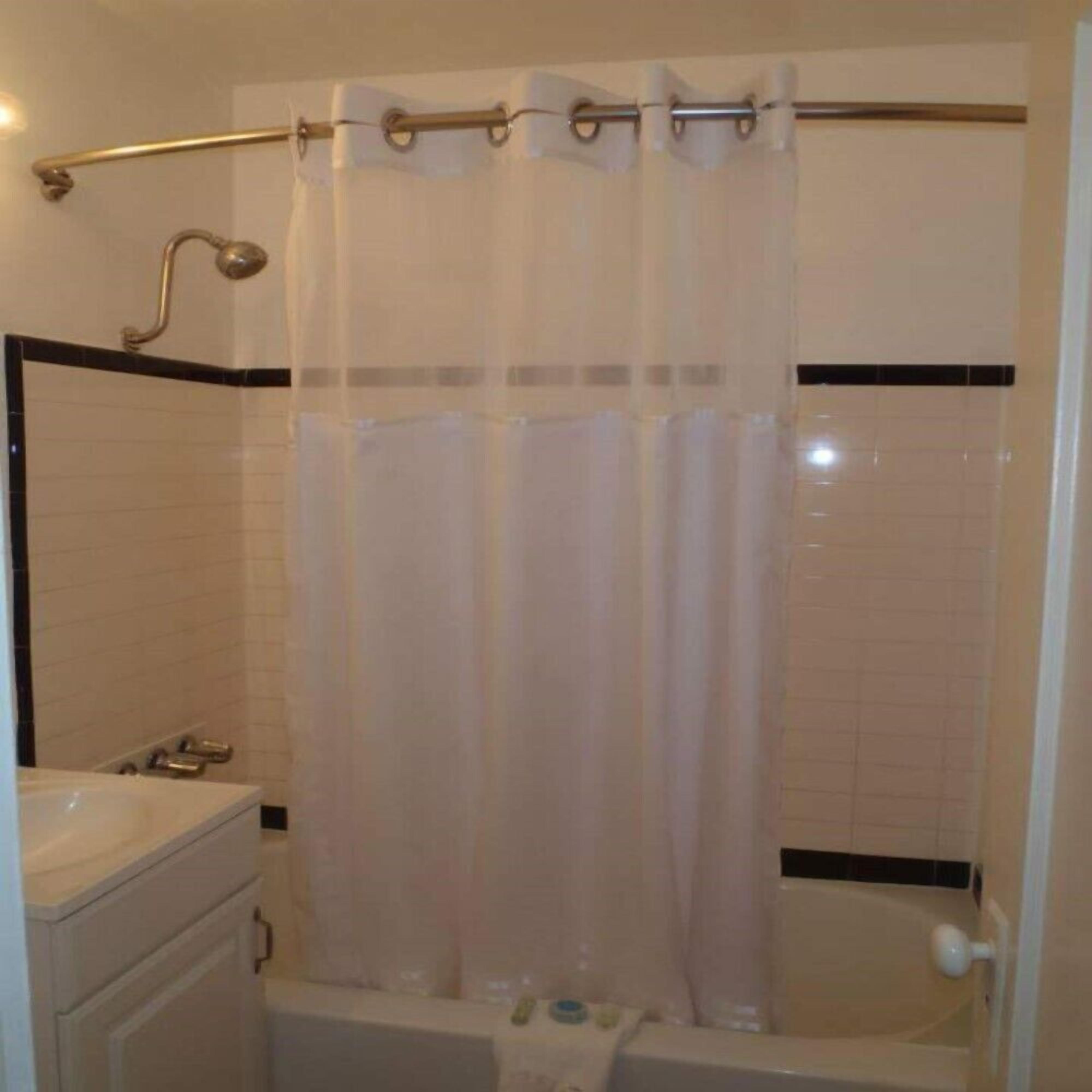 Standard Room, 1 Queen Bed | Bathroom shower