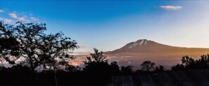 A mountain with a clear sky. - Stella Maris Lodge (Moshi)