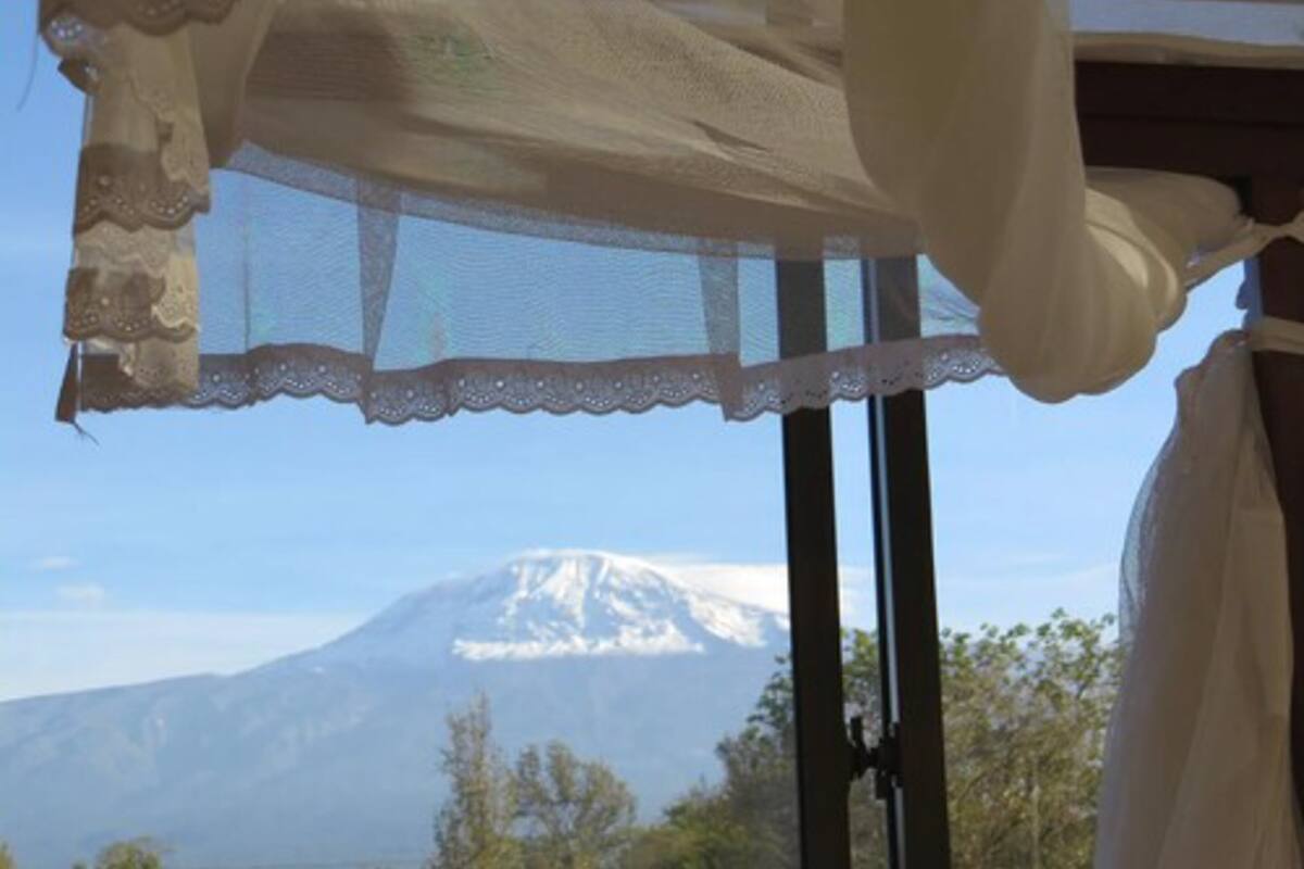 Escritorio, cortinas blackout, wifi gratis y ropa de cama
