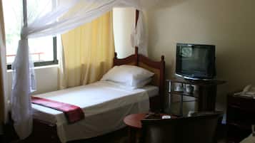 Een bureau, verduisterende gordijnen, gratis wifi, beddengoed