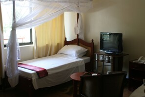 Escritorio, cortinas opacas, wifi gratis y ropa de cama