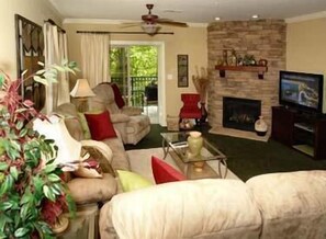 TV, fireplace - Summit Manor Condominiums (Gatlinburg)
