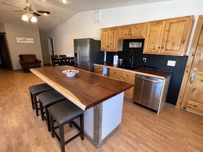 Deluxe Apartment | Private kitchen | Coffee/tea maker - The Snuggle Inn (Loa)