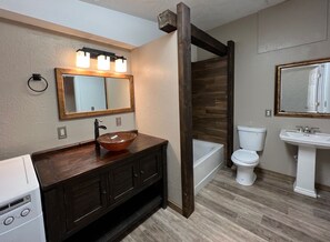 Deluxe Apartment | Bathroom | Combined shower/tub, deep soaking tub, hydromassage showerhead - The Snuggle Inn (Loa)