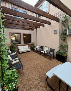 Terrace/patio - The Snuggle Inn (Loa)