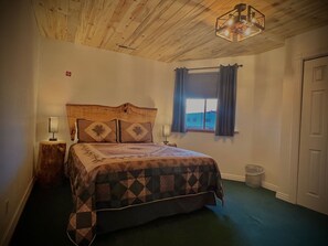 Deluxe Apartment | Premium bedding, memory foam beds, soundproofing, iron/ironing board - The Snuggle Inn (Loa)