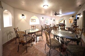 Family dining - The Snuggle Inn (Loa)