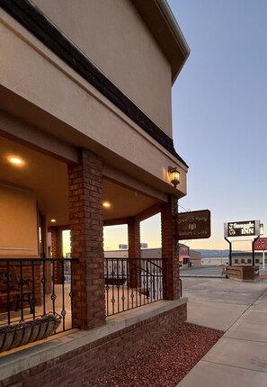 Terrace/patio - The Snuggle Inn (Loa)