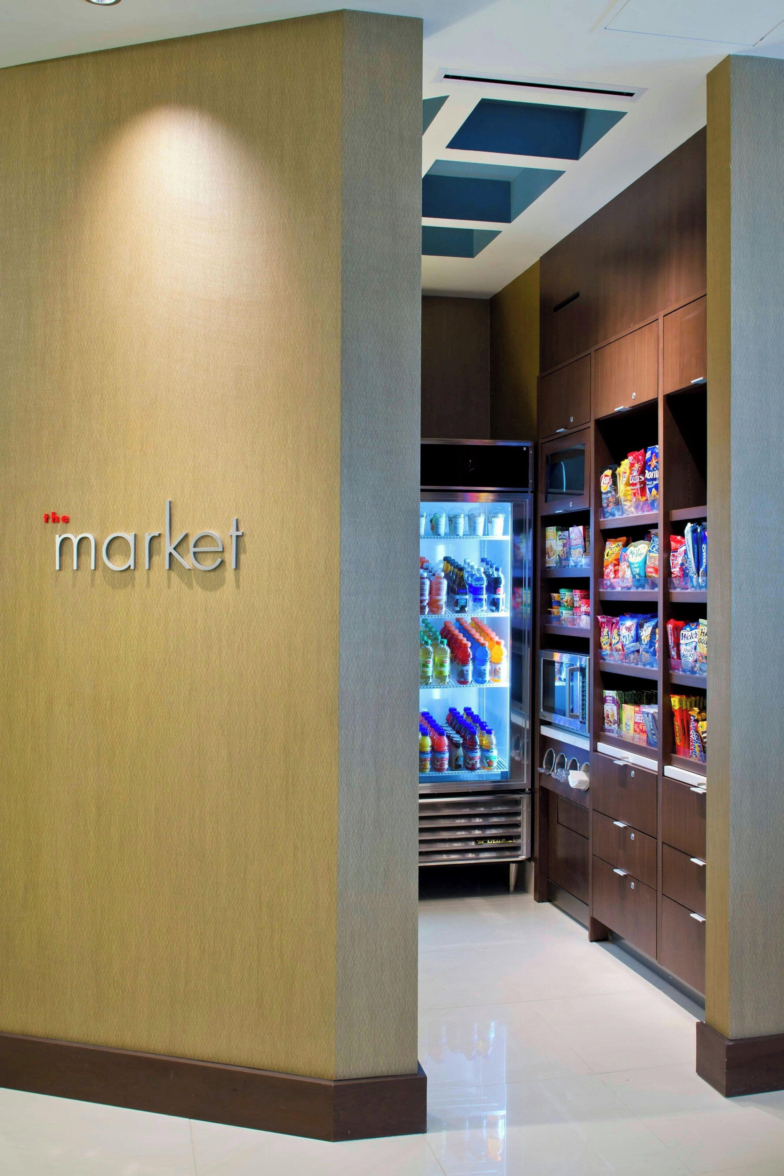 Ein Korridor mit einem Automaten, der 'the market' genannt wird, und einem Snackautomaten.