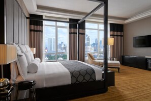 Bộ đồ giường cao cấp, minibar, két bảo mật tại phòng, bàn 