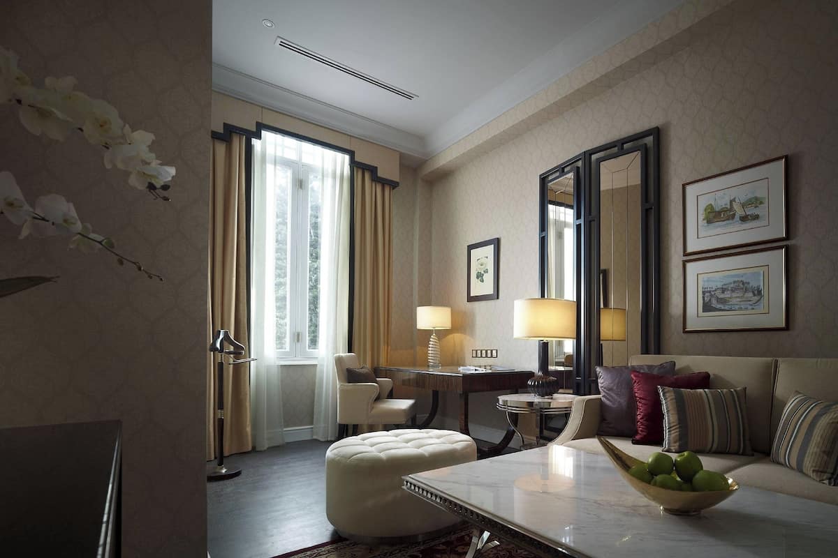 Suite, 1 Bedroom | Living room | TV