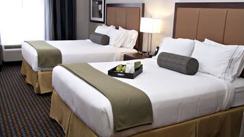 Escritorio, cortinas blackout y tabla de planchar con plancha