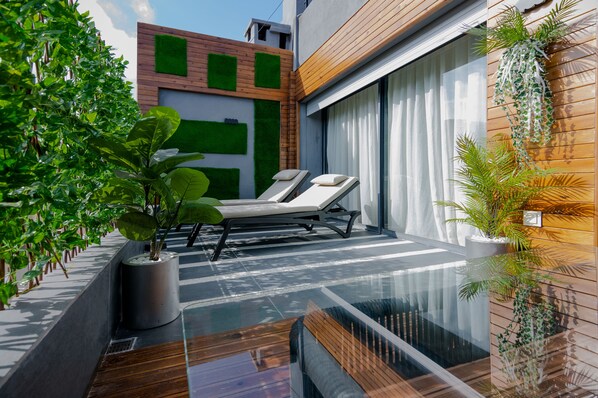 Presidential Suite, 1 King Bed | Living area | 44-inch flat-screen TV with satellite channels, TV - Gray Boutique Hotel Casablanca (Casablanca)