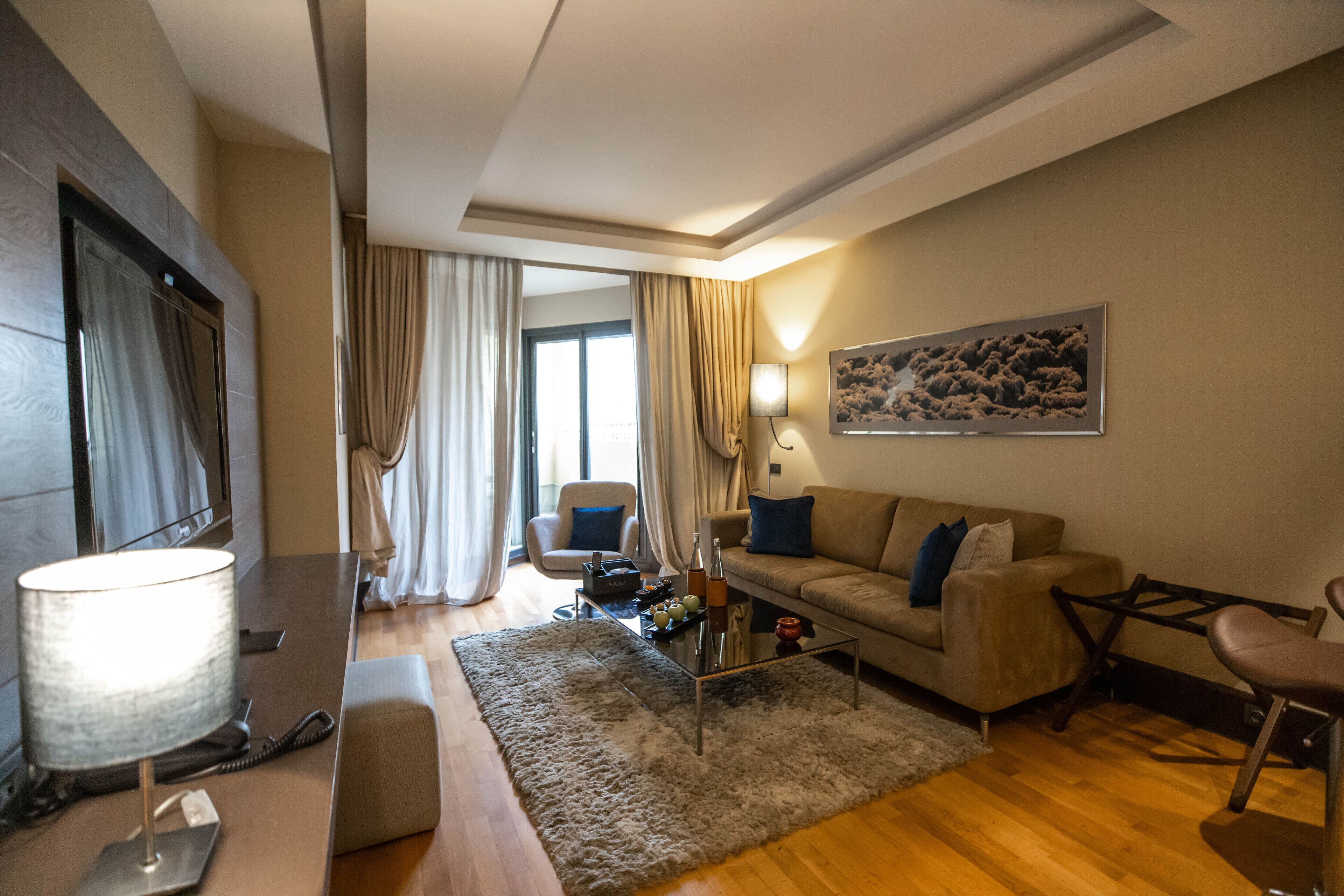 Una sala de estar moderna con un sofá, una mesa de centro y un televisor.