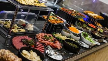 Her gün açık büfe kahvaltı (kişi başı 20 EUR)