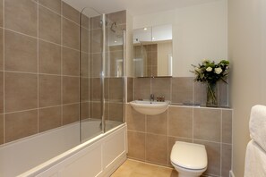 Ensemble douche/baignoire, articles de toilette de luxe, sèche-cheveux