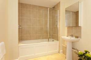 Ensemble douche/baignoire, articles de toilette de luxe, sèche-cheveux