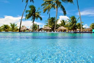 Outdoor pool, free cabanas, pool umbrellas