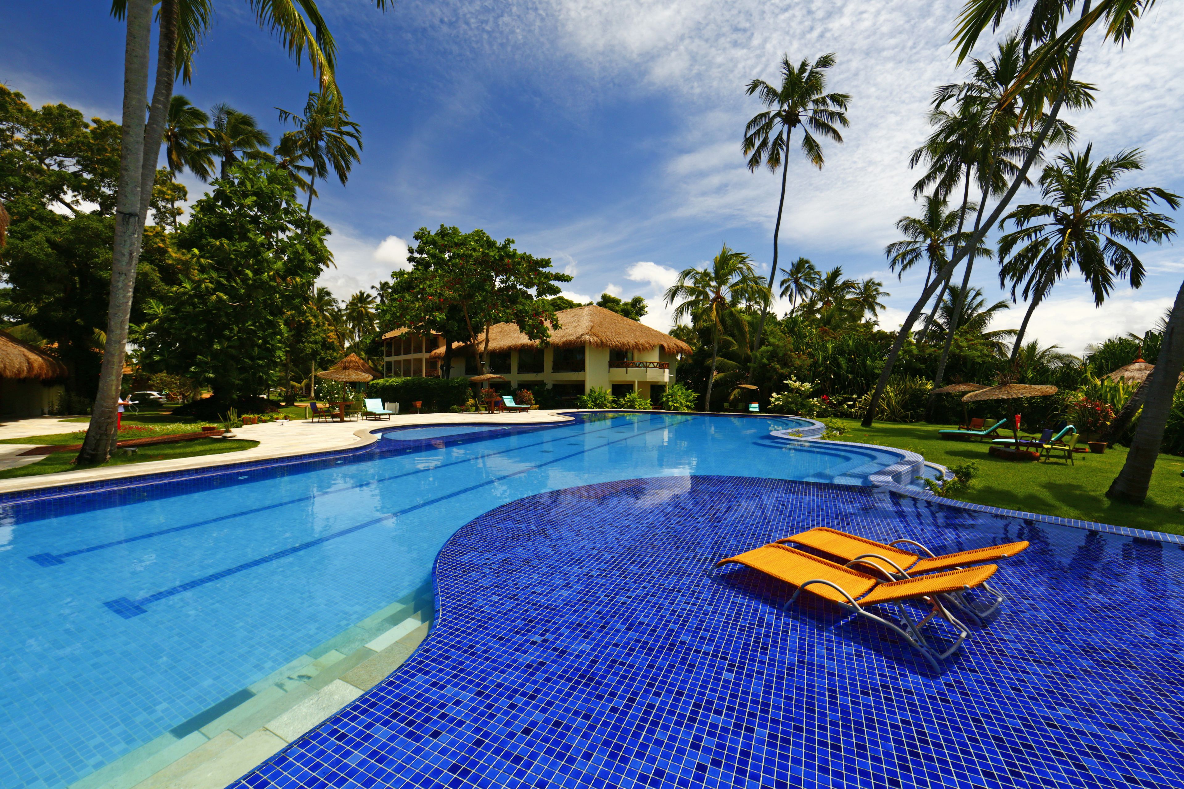 Piscina externa, barracas de cortesia, guarda-sóis