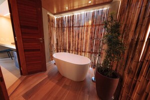 Private Bungalow | Deep soaking bathtub