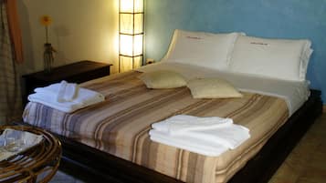 Camera doppia | Una scrivania, insonorizzazione, ferro/asse da stiro