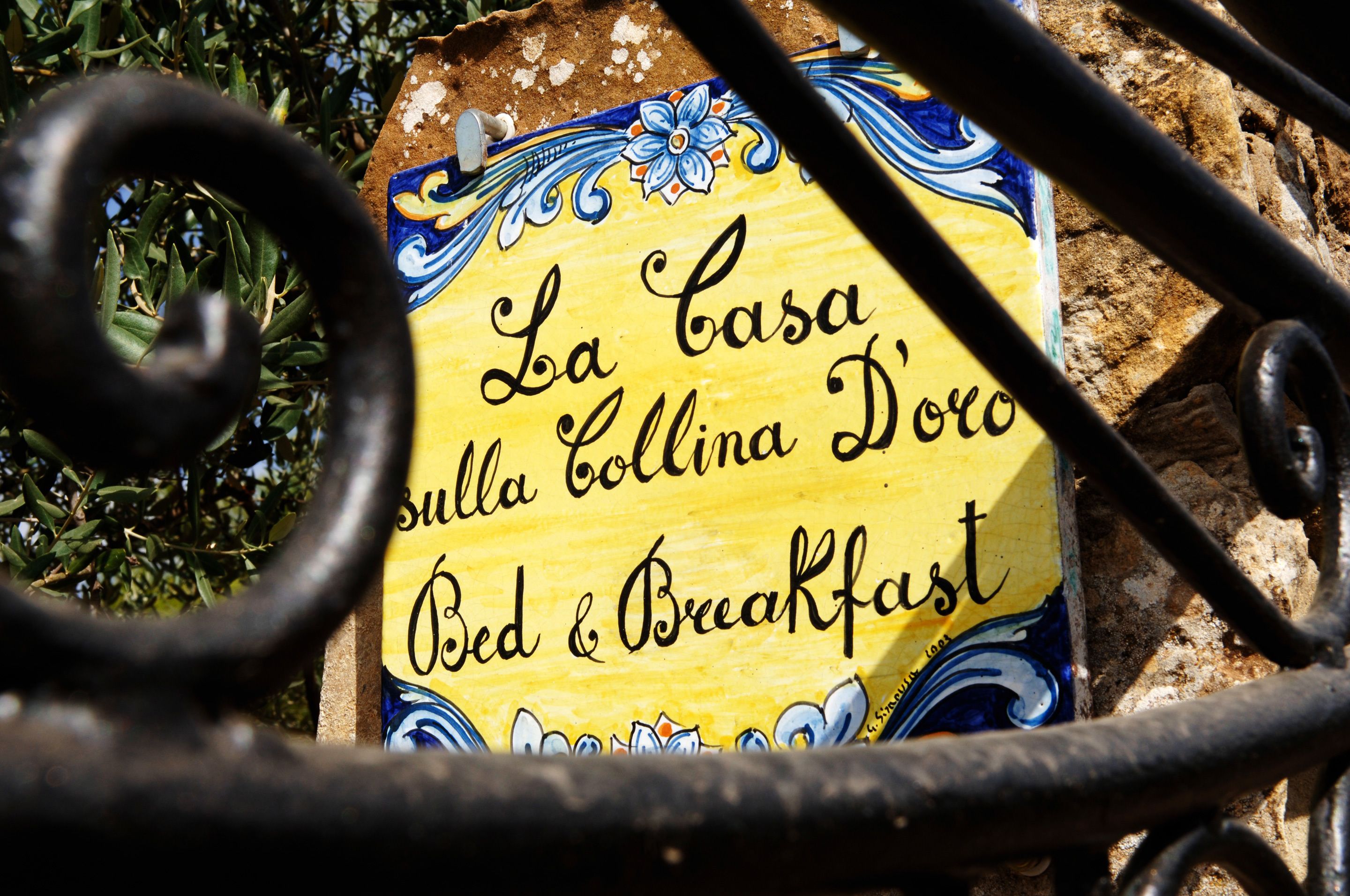 A sign with the text "La Casa sulla collina Doro Bed & Breakfast".