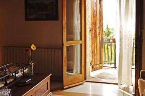 Dreibettzimmer | Schreibtisch, schallisolierte Zimmer, Bügeleisen/Bügelbrett