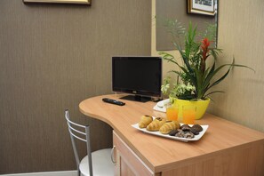 Dobbelt- eller tomannsrom – standard, privat bad | Minibar, skrivebord, skrivebord for bærbar PC og blendingsgardiner