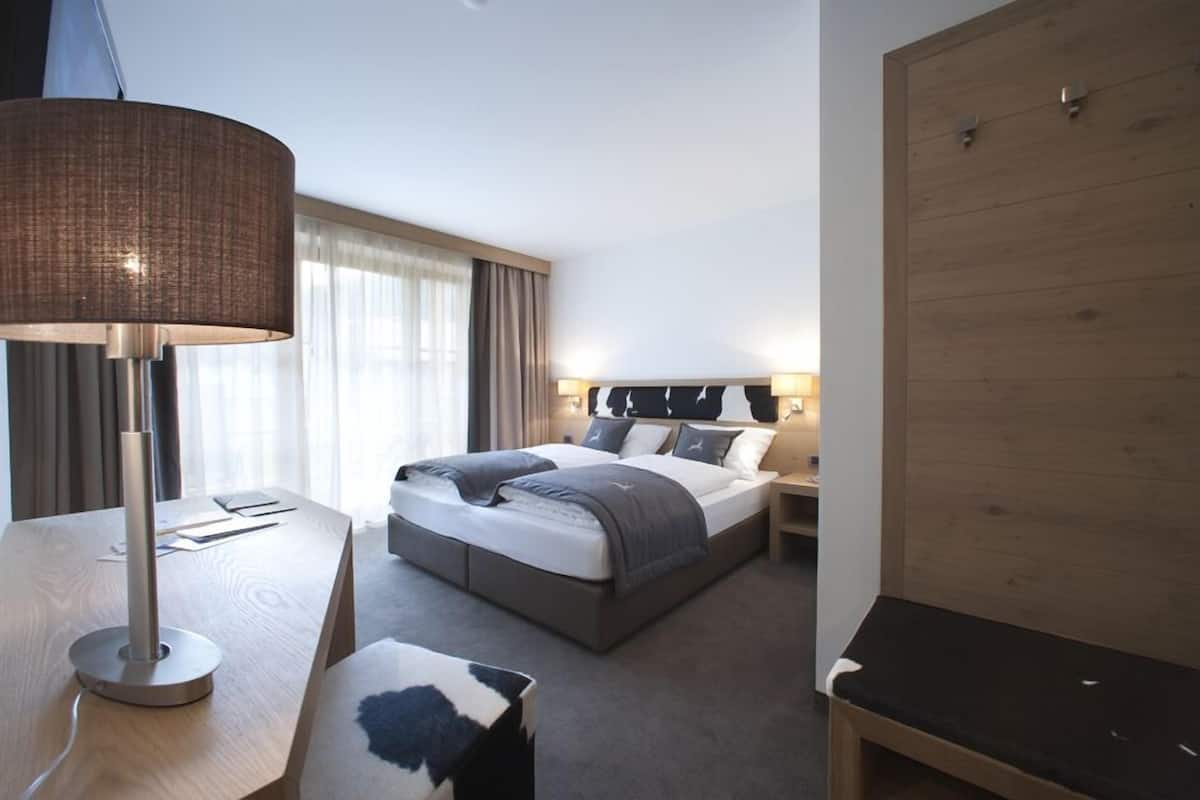 Doppia Junior, 1 camera da letto, balcone, vista montagna | 2 camere, una cassaforte in camera, insonorizzazione, Wi-Fi gratuito