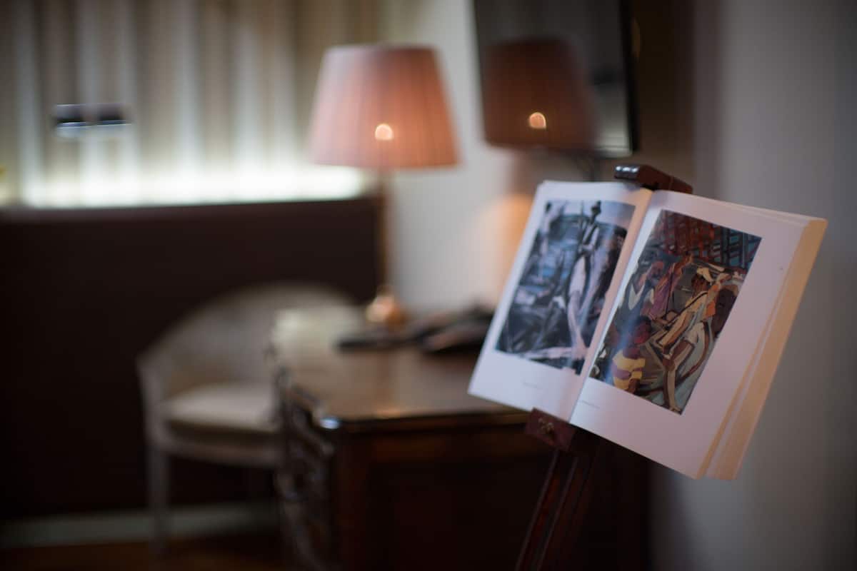 Seprai premium, selimut bulu angsa, minibar, dan brankas