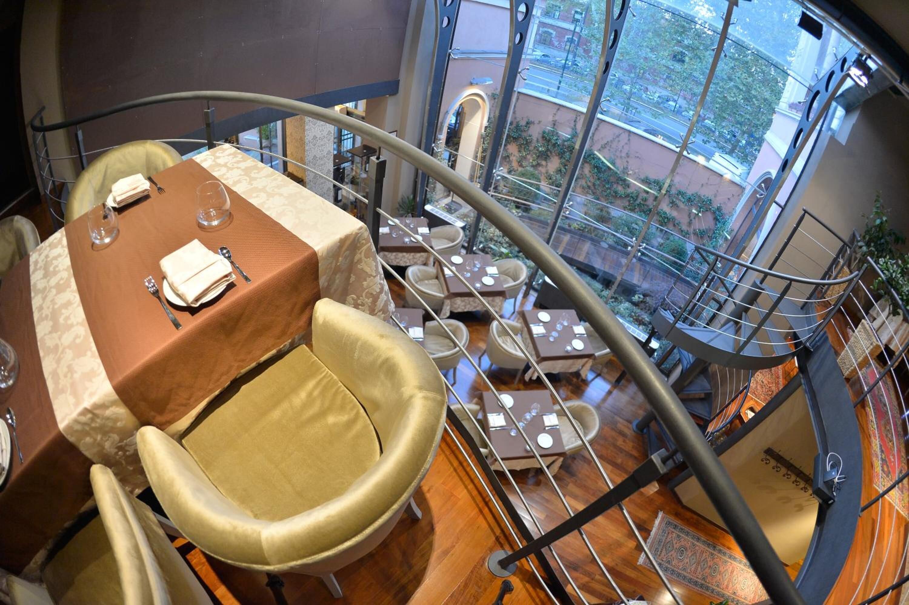 breakfast and dinner served, italian cuisine