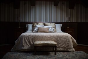 Ropa de cama de alta calidad, cubrecamas y minibar 