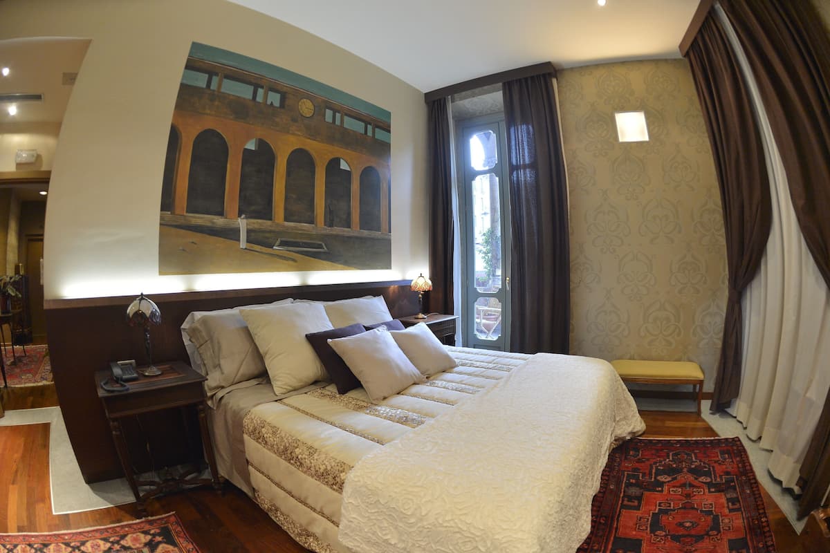 Deluxe kamer | Luxe beddengoed, donzen dekbedden, een minibar, een kluis op de kamer