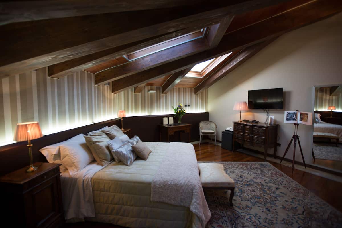 Ropa de cama de alta calidad, edredones de plumas, minibar y caja fuerte