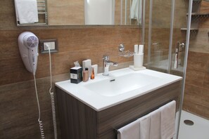 CAMERA MATRIMONIALE STANDARD | Bathroom | Shower, free toiletries, hair dryer, bidet - La Dimora (Corato)