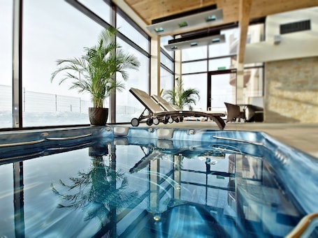 Una piscina techada. Hotel Fajkier Wellness And Spa