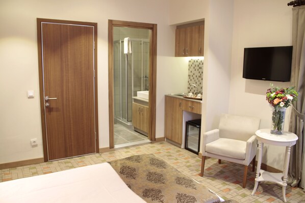 Surmatelas, minibar, coffres-forts dans les chambres