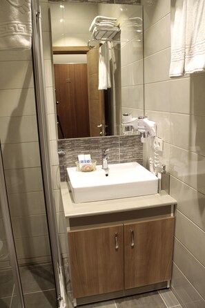 Shower, free toiletries, hair dryer, towels - Serene Hotel Istanbul (Istanbul)