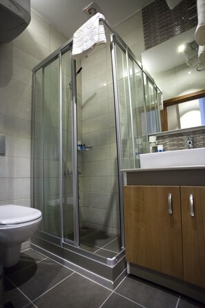 Shower, free toiletries, hair dryer, towels - Serene Hotel Istanbul (Istanbul)