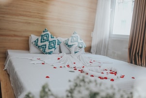 Deluxe Apartment | Bar mini, meja, ruang kerja komputer riba, langsir/tirai gelap terus