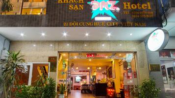 숙박 시설 정면 - 저녁/밤