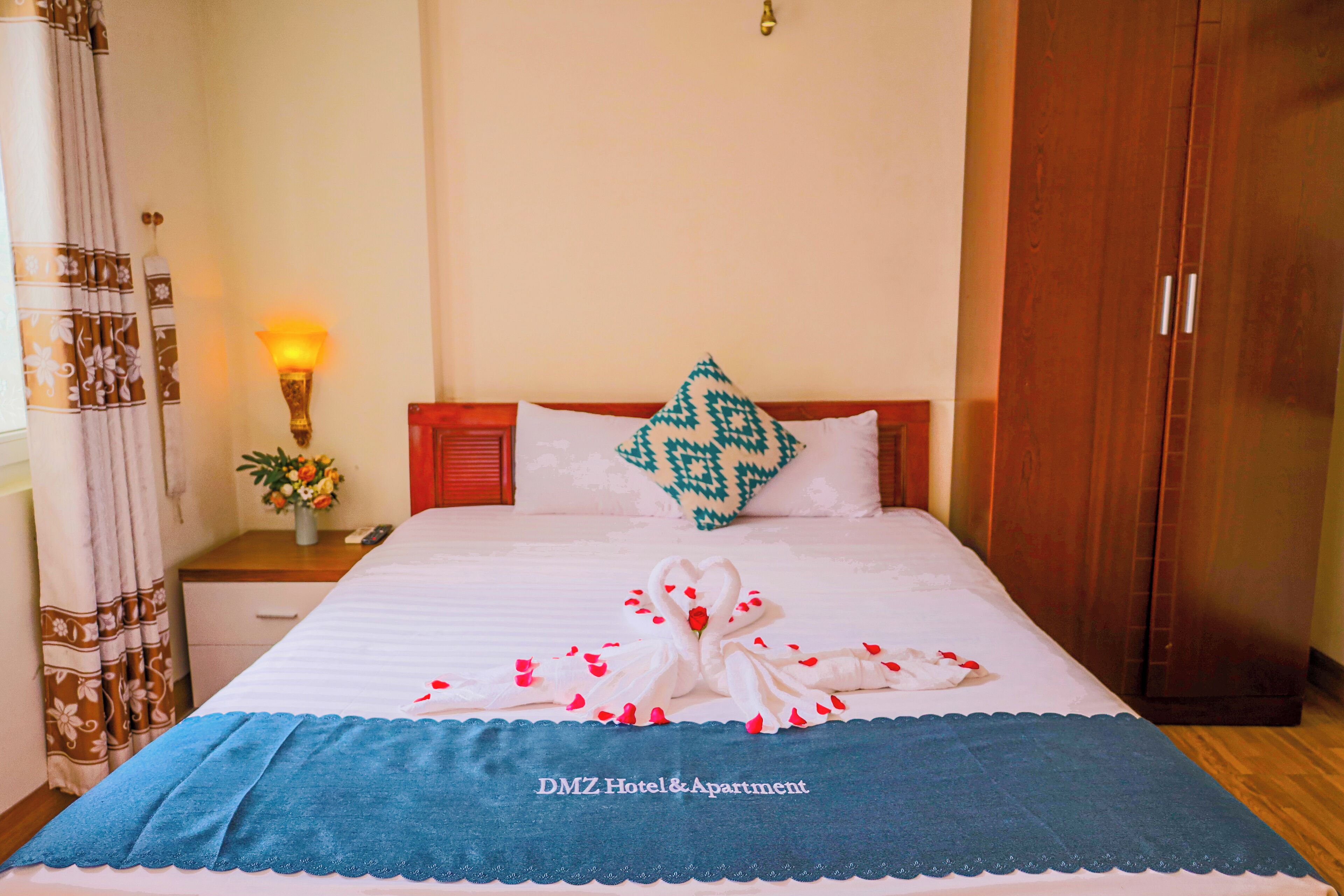 标准双人房或双床房 | 迷你吧、办公桌、笔记本电脑工作区、遮光窗帘