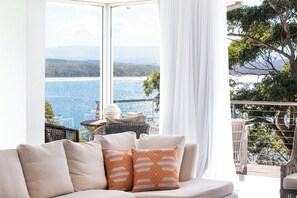 Terrace Suite | Hypo-allergenic bedding, in-room safe, desk, laptop workspace